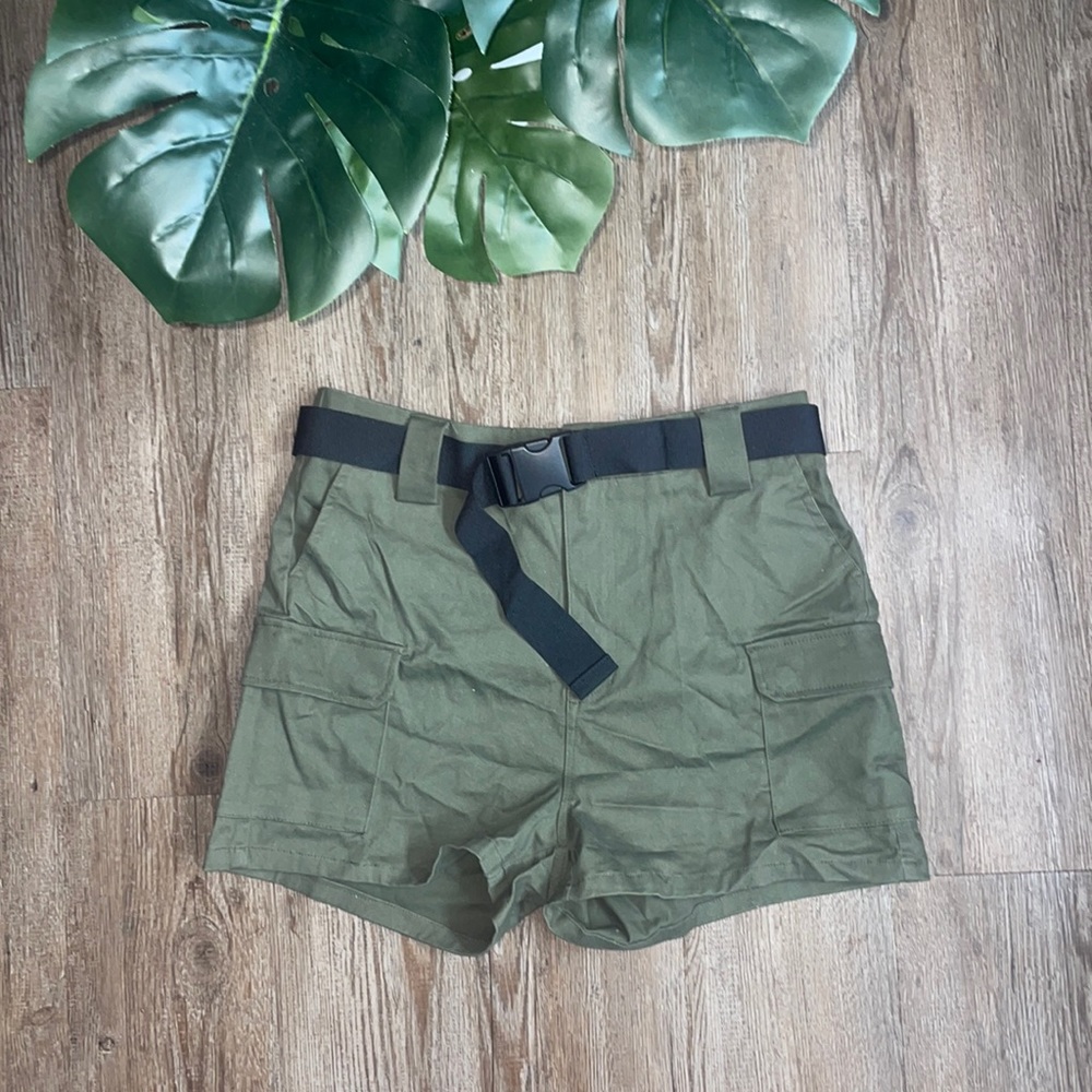 💚New Fashion Nova Olive Green Shorts Size L💚